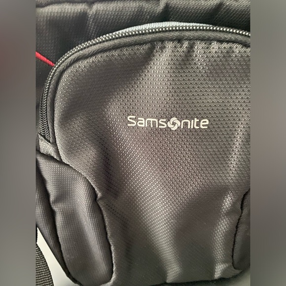 Samsonite Xenon 3 Crossover, Black Bag with stitching flaw on the strap - Picture 6 of 10